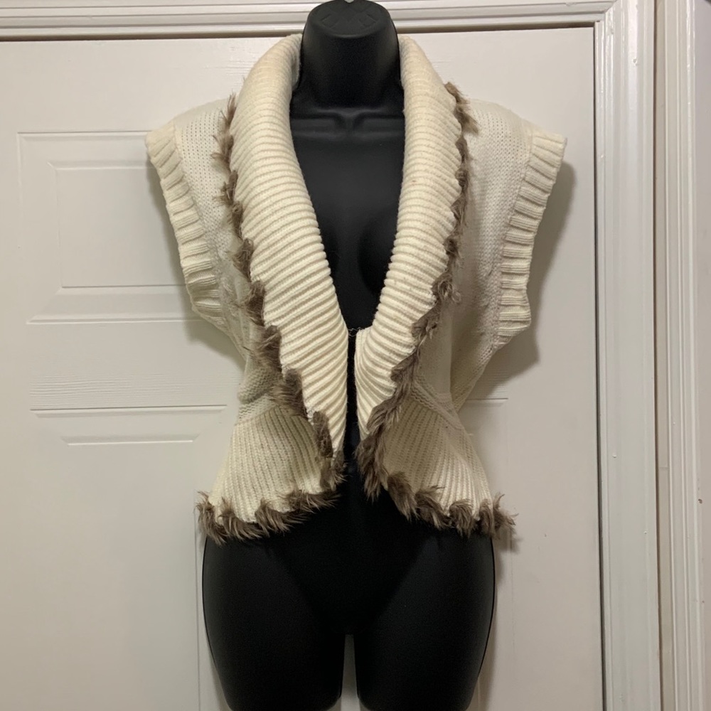 Cache Sleeveless Sweater/Faux Fur Trim
